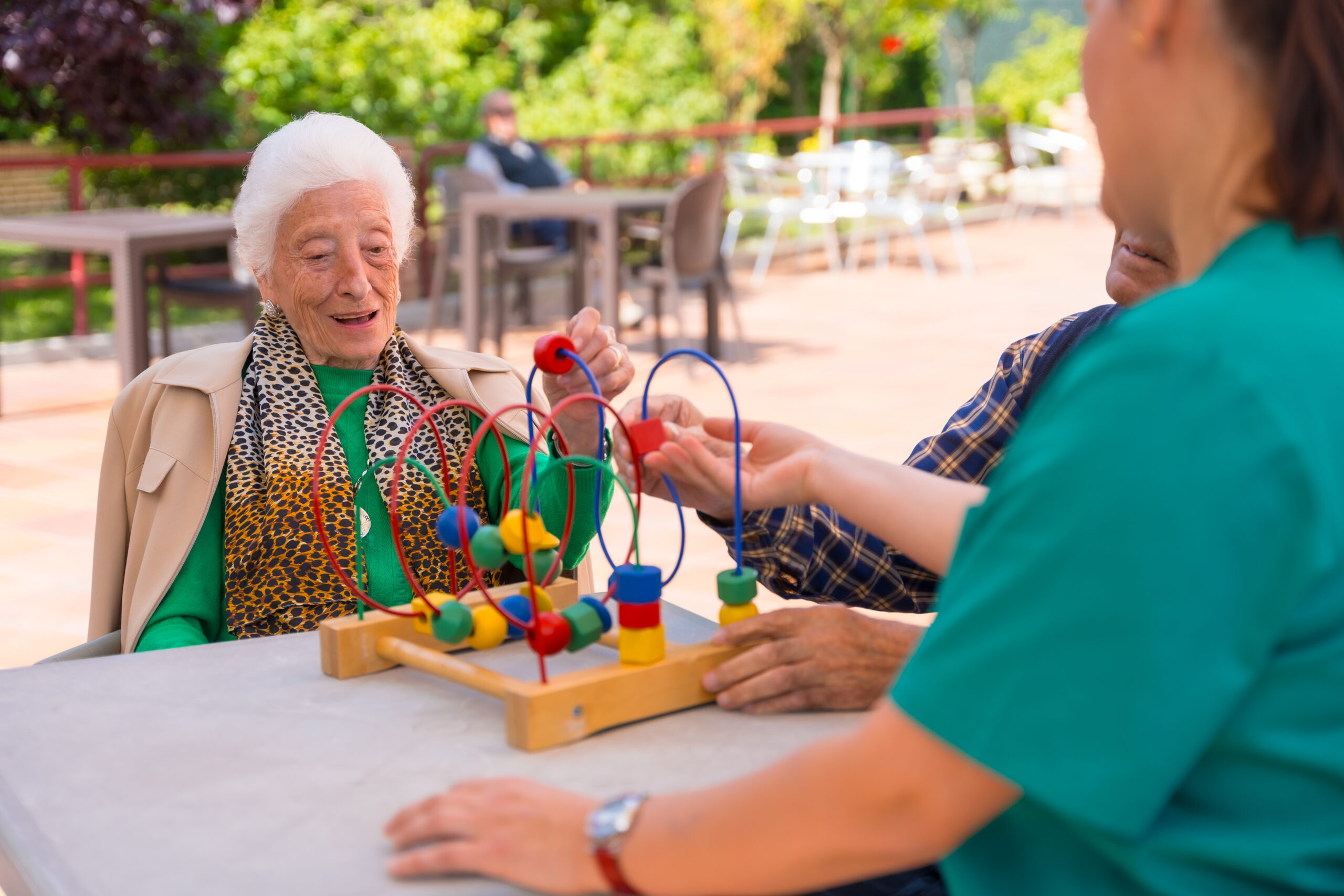 La imagen tiene un atributo ALT vacío; su nombre de archivo es two-elderly-people-in-the-garden-of-a-nursing-home-2023-11-27-05-25-04-utc-scaled.jpg