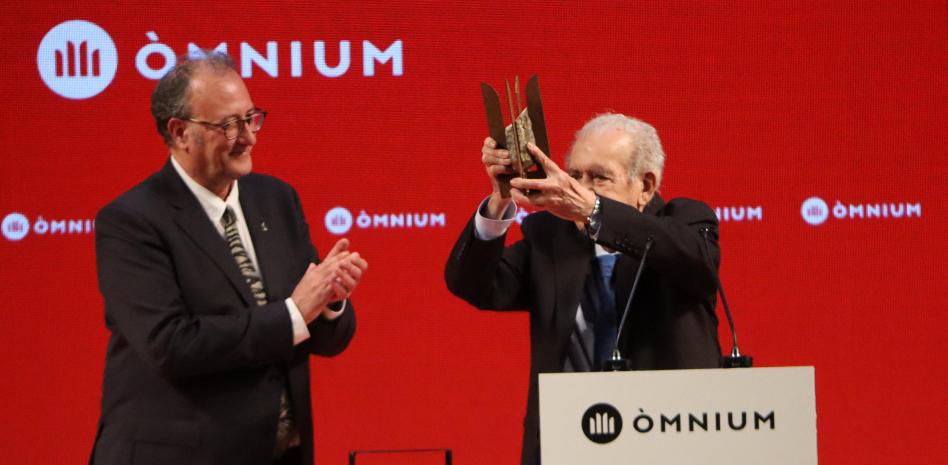 Albert Jane, residente de la residencia Olimpo, del grupo Lantus, recibe el premio de las Letras Catalanas