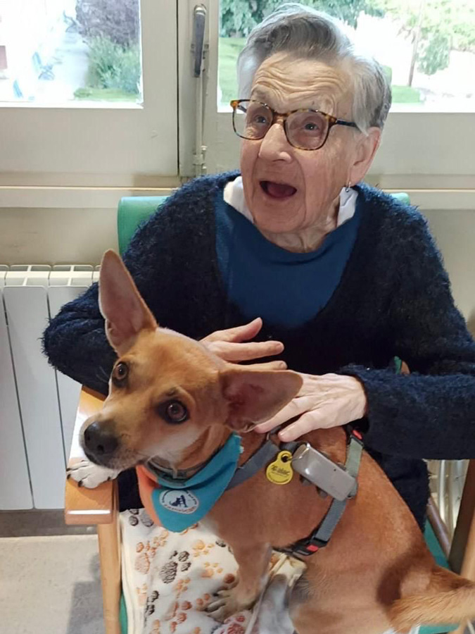 Grup Lantus incorpora la actividad de la caninoterapia en su residencia de mayores Mare Ràfols en Vilafranca del Penedés