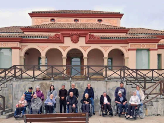 Residentes de Lantus TONA realizan una visita a la Biblioteca Caterina Figueras