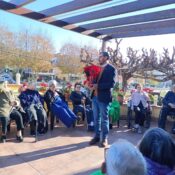 El Alcalde de Alella, Marc Almendro, visita la residencia de mayores Lantus Els Rosers