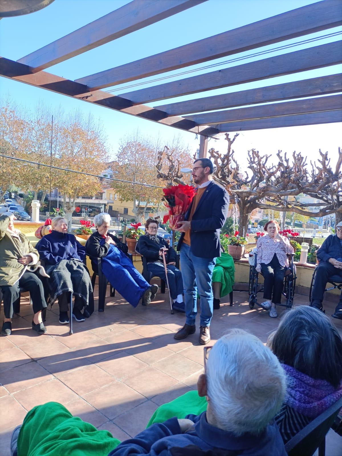 El Alcalde de Alella, Marc Almendro, visita la residencia de mayores Lantus Els Rosers