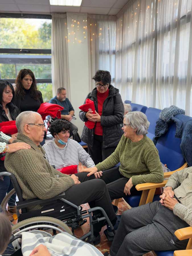 La alcaldesa de Santa Coloma de Gramenet, Mireis González, visita la residencia de Mayores Lantus Olimpo en Santa Coloma