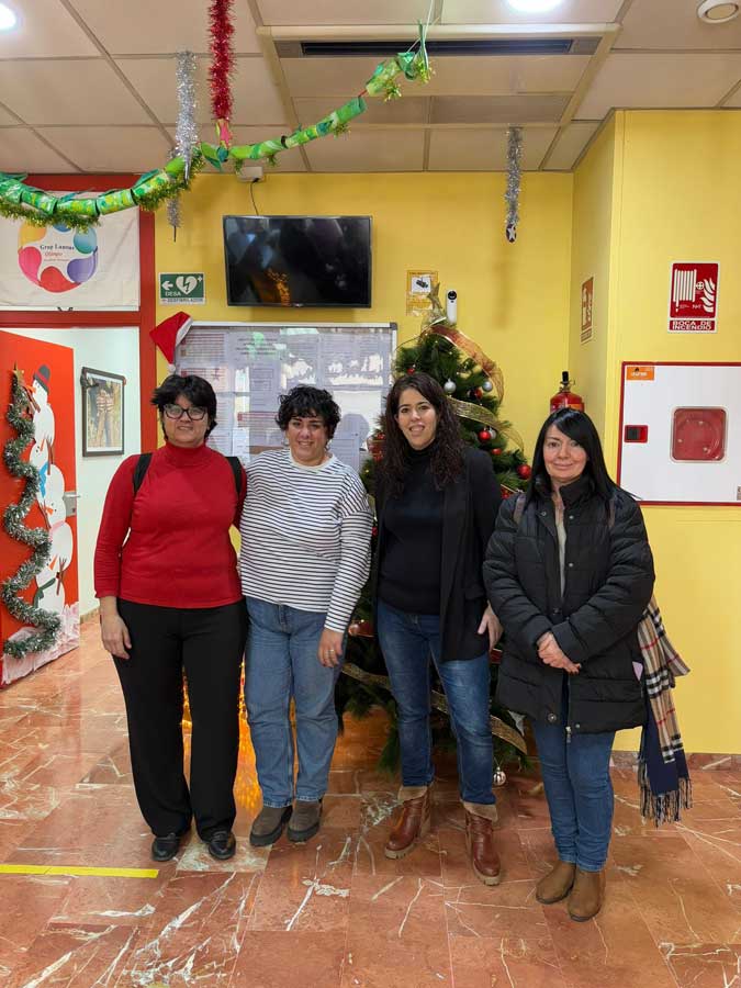 La alcaldesa de Santa Coloma de Gramenet, Mireis González, visita la residencia de Mayores Lantus Olimpo en Santa Coloma