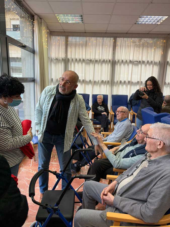 La alcaldesa de Santa Coloma de Gramenet, Mireis González, visita la residencia de Mayores Lantus Olimpo en Santa Coloma
