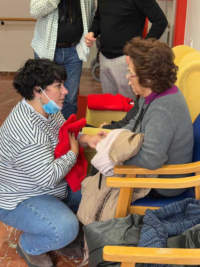 La alcaldesa de Santa Coloma de Gramenet, Mireis González, visita la residencia de Mayores Lantus Olimpo en Santa Coloma