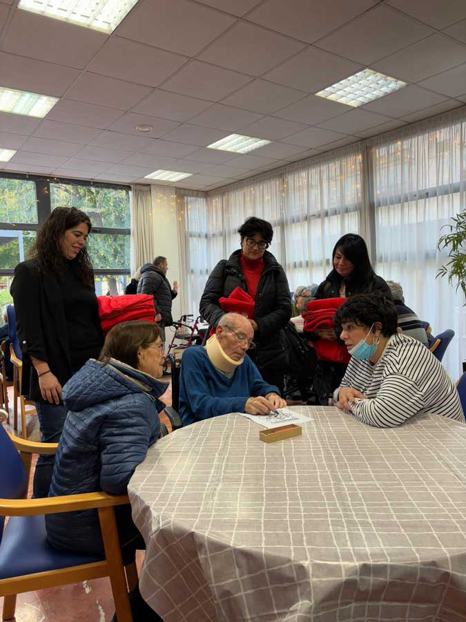 La alcaldesa de Santa Coloma de Gramenet, Mireis González, visita la residencia de Mayores Lantus Olimpo en Santa Coloma